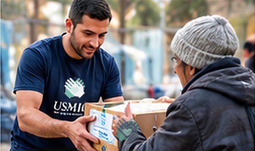 متطوع USMIO يسلّم طرداً إغاثياً